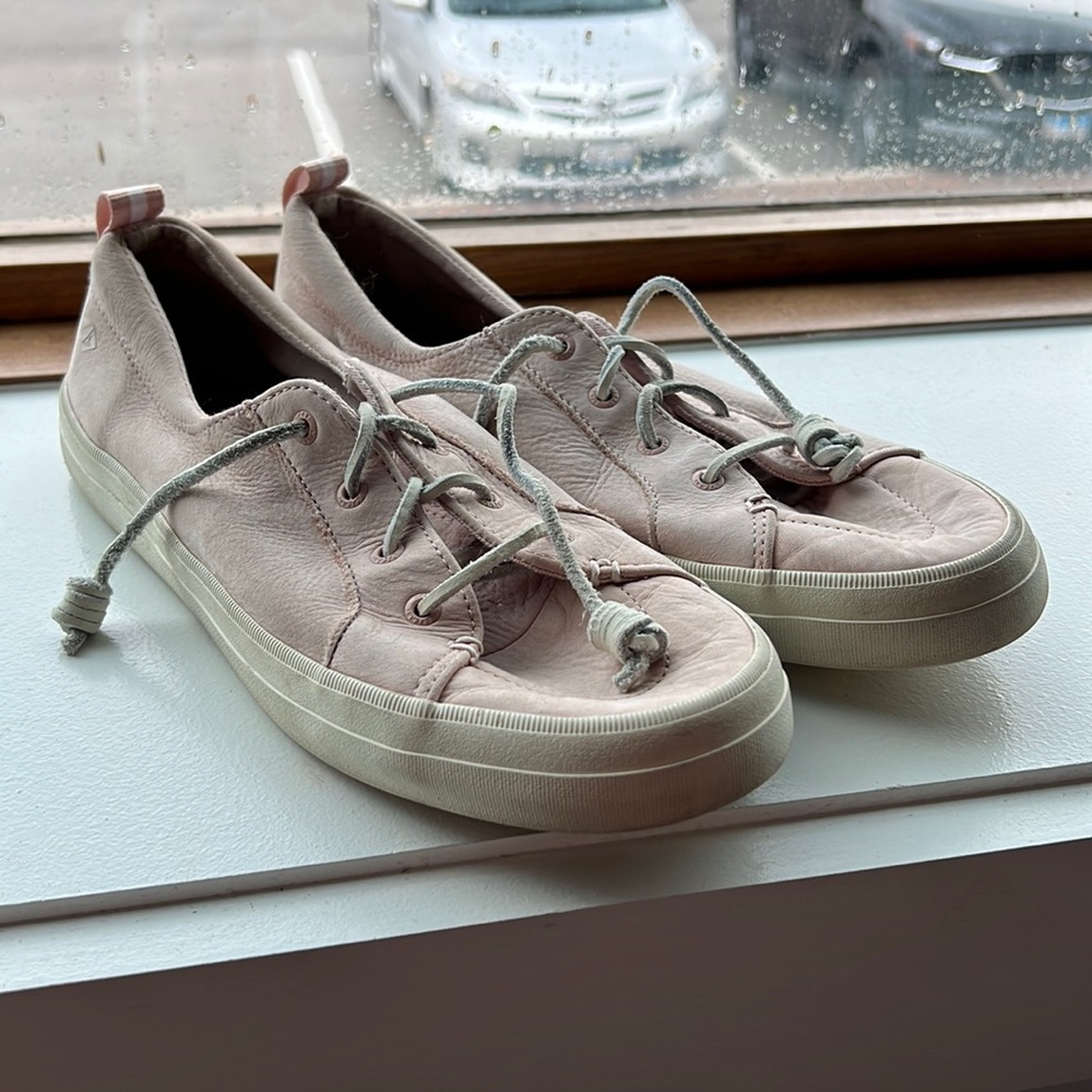 Sperry pink leather boat shoes.